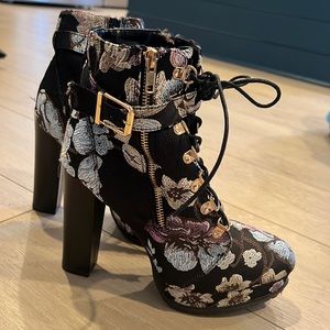 Like new shoe dazzle booties!